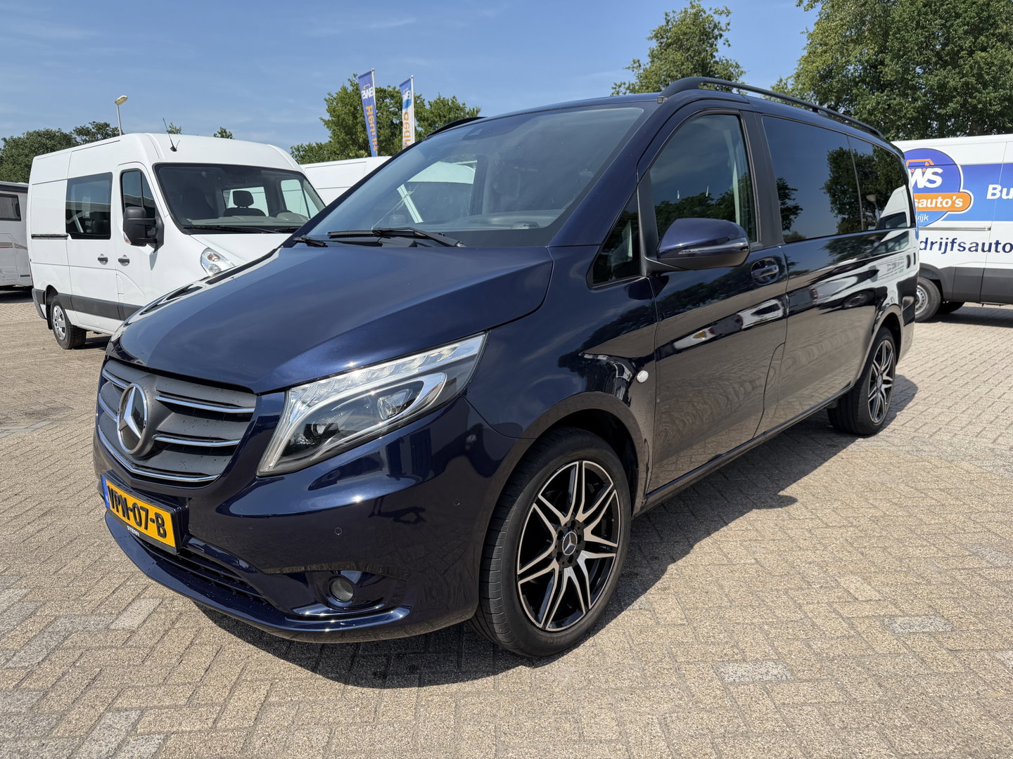 Mercedes-Benz Vito 114 CDI automaat L2H1 DC 5 persoons / euro 6 / bpm vrij / vaste prijs rijklaar € 28.950 ex btw / lease vanaf € 473 / leer / camera / cruise en climate control / navigatie / trekhaak !