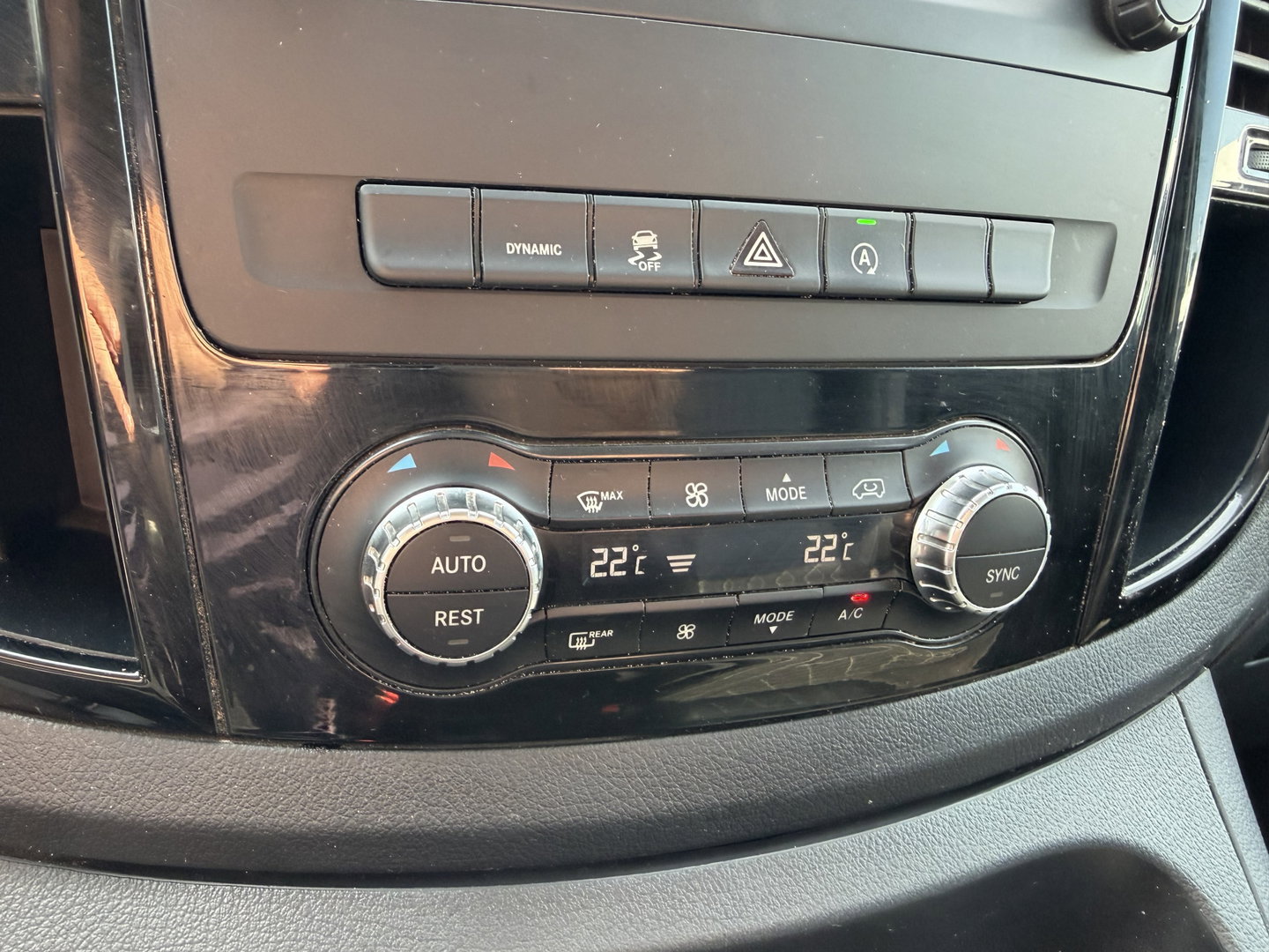 Mercedes-Benz Vito 114 CDI automaat L2H1 DC 5 persoons / euro 6 / bpm vrij / vaste prijs rijklaar € 28.950 ex btw / lease vanaf € 473 / leer / camera / cruise en climate control / navigatie / trekhaak !