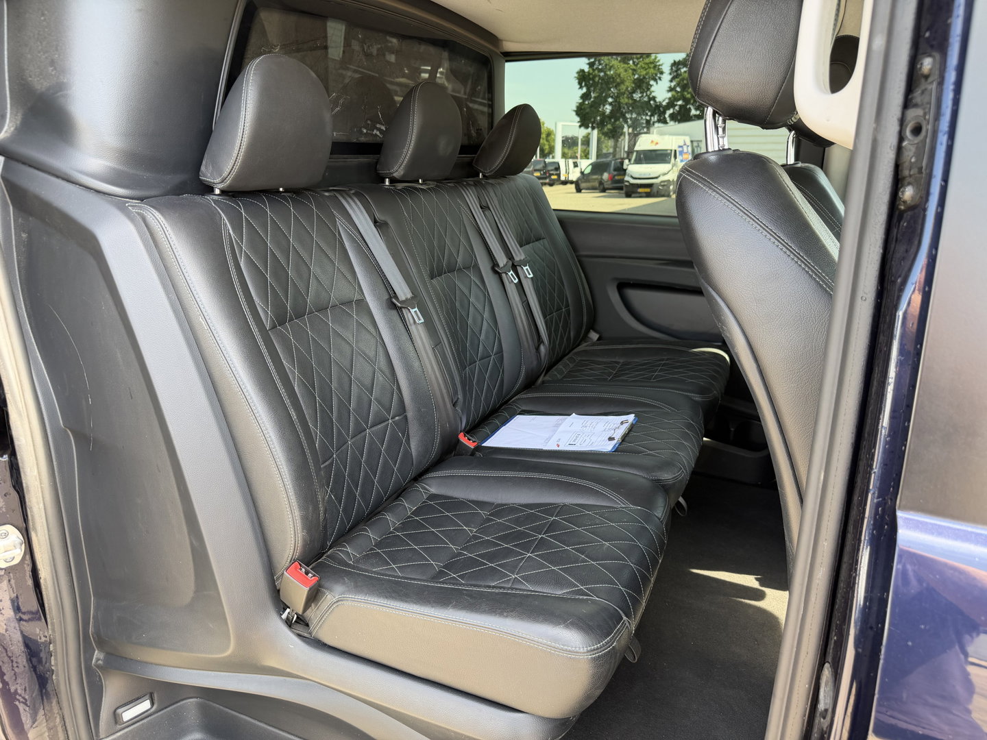 Mercedes-Benz Vito 114 CDI automaat L2H1 DC 5 persoons / euro 6 / bpm vrij / vaste prijs rijklaar € 28.950 ex btw / lease vanaf € 473 / leer / camera / cruise en climate control / navigatie / trekhaak !