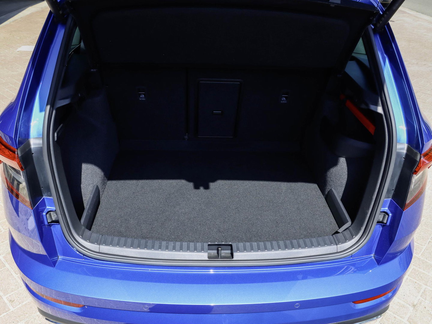 Škoda Karoq 1.5 TSI ACT Sportline 150PK DSG Camera Navi Stoel/Stuurverw. Race Blue 19 inch
