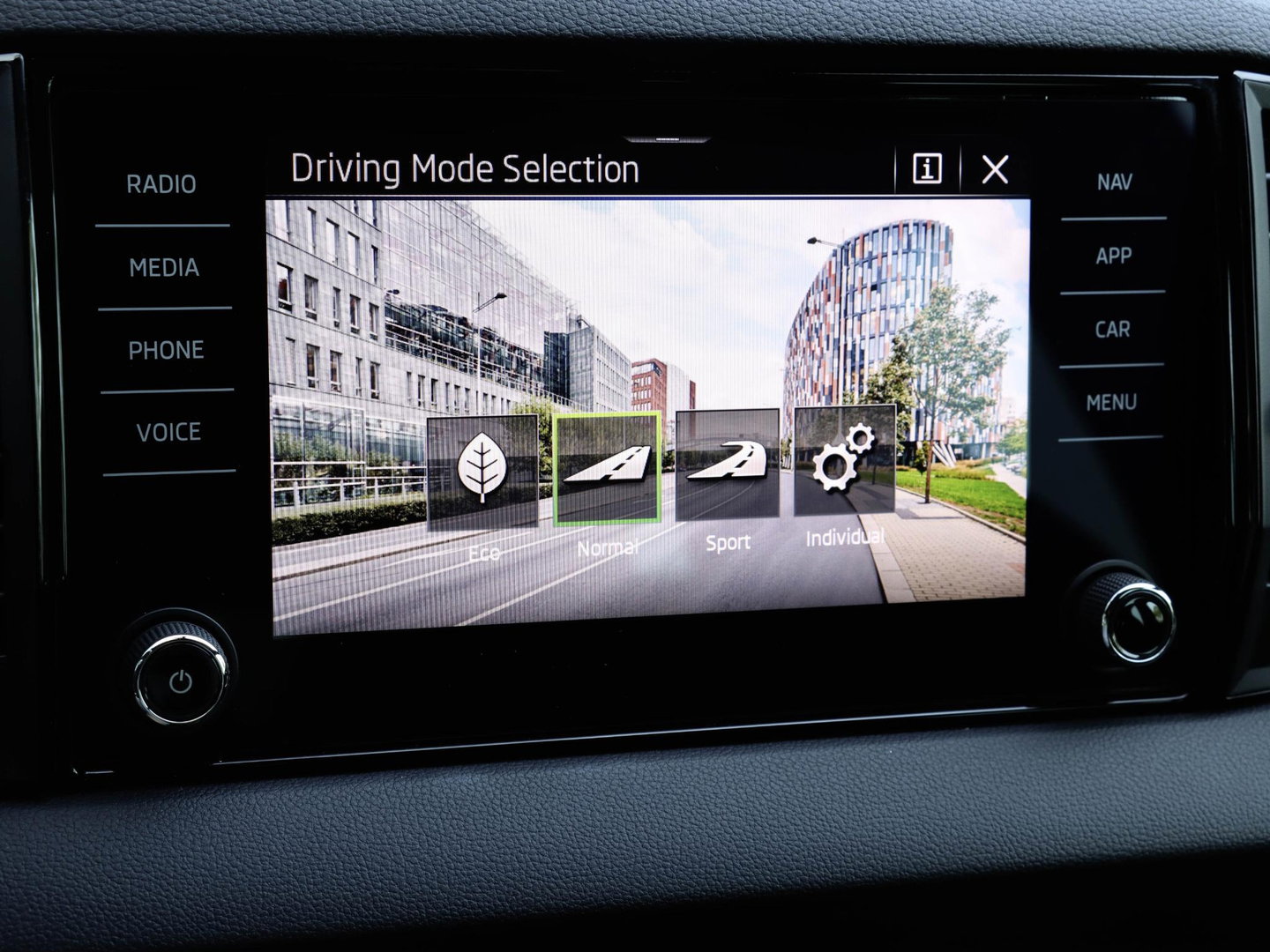 Škoda Karoq 1.5 TSI ACT Sportline 150PK DSG Camera Navi Stoel/Stuurverw. Race Blue 19 inch