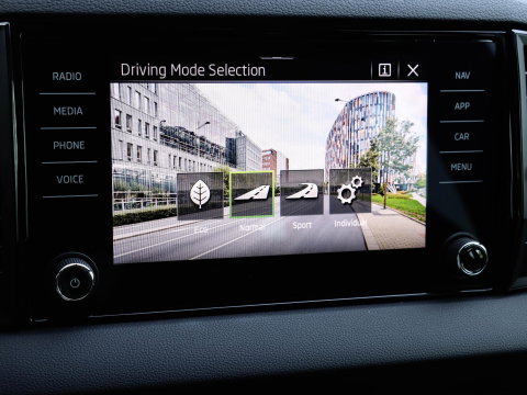 Škoda Karoq 1.5 TSI ACT Sportline 150PK DSG Camera Navi Stoel/Stuurverw. Race Blue 19 inch