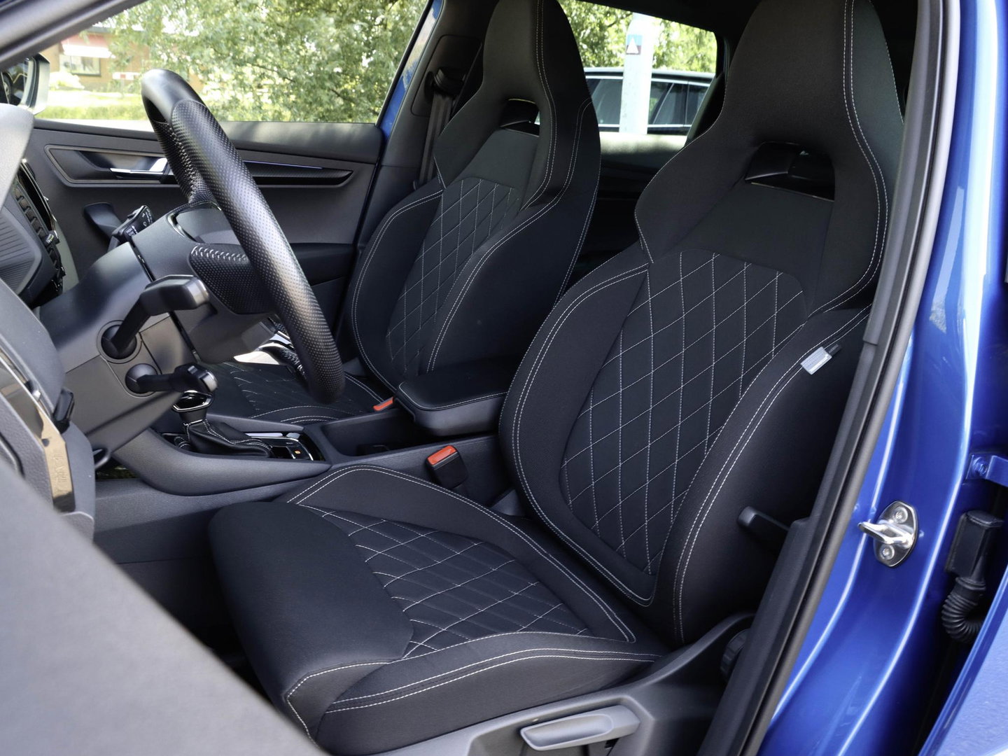 Škoda Karoq 1.5 TSI ACT Sportline 150PK DSG Camera Navi Stoel/Stuurverw. Race Blue 19 inch