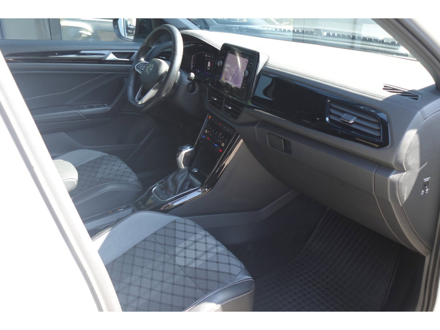 Volkswagen T-Roc 1.5 TSI R-Line PANO KEYLESS CAM