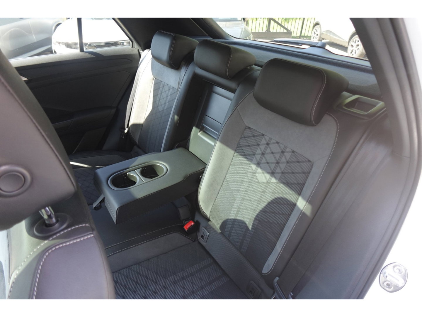Volkswagen T-Roc 1.5 TSI R-Line PANO KEYLESS CAM