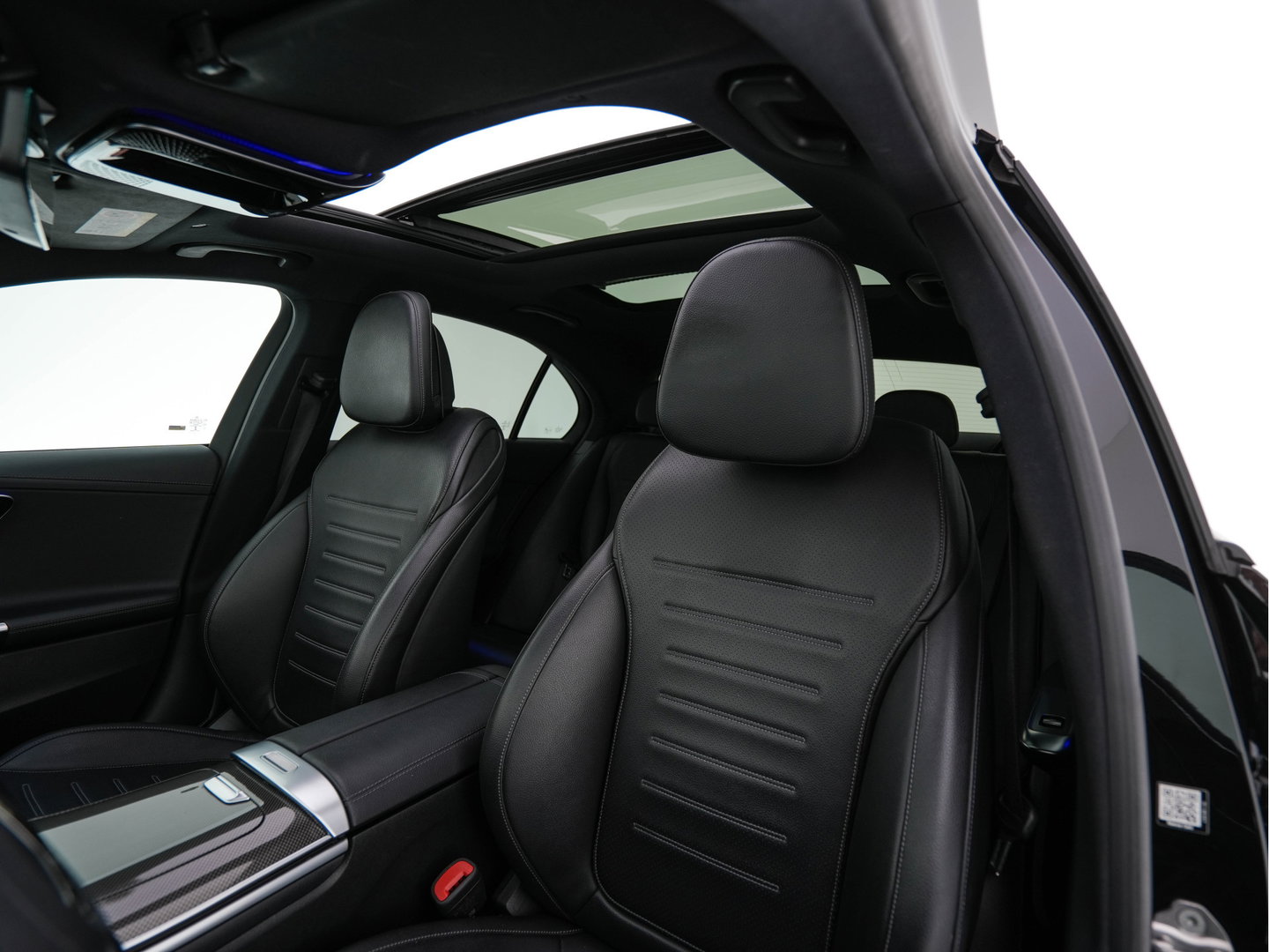 Mercedes-Benz C-Klasse 180 AMG Line MHEV (INCL-BTW) *PANO | LEATHER | FULL-LED | DIGI-COCKPIT | HEATED-SPORTSEATS | BLINDSPOT | CAMERA | DAB | AMBIENTLIGHT | SHIFTPADDLES | PRIVACY-GLASS | ECC | PDC | CRUISE | CARPLAY | CARBON-INLAY