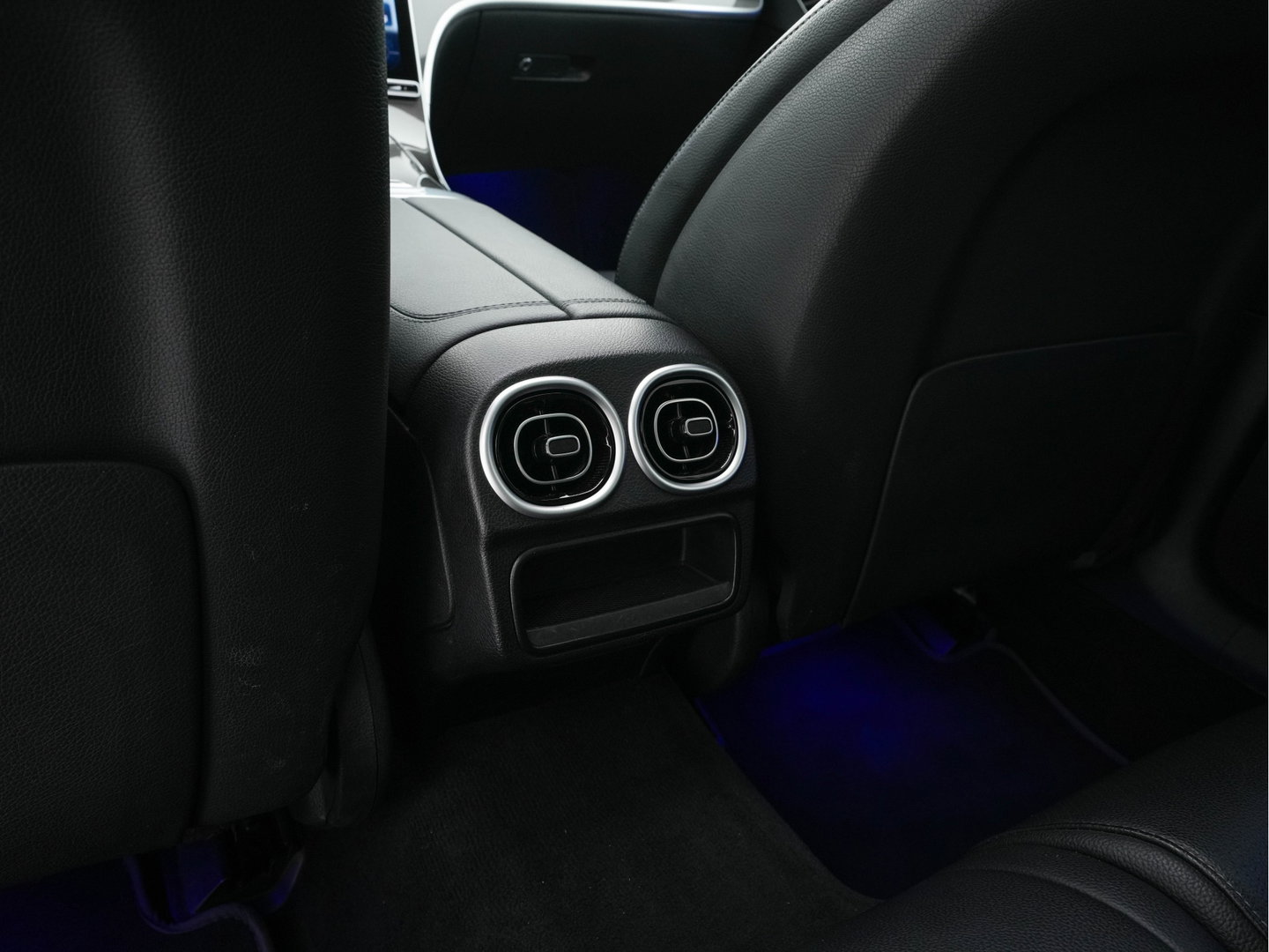 Mercedes-Benz C-Klasse 180 AMG Line MHEV (INCL-BTW) *PANO | LEATHER | FULL-LED | DIGI-COCKPIT | HEATED-SPORTSEATS | BLINDSPOT | CAMERA | DAB | AMBIENTLIGHT | SHIFTPADDLES | PRIVACY-GLASS | ECC | PDC | CRUISE | CARPLAY | CARBON-INLAY