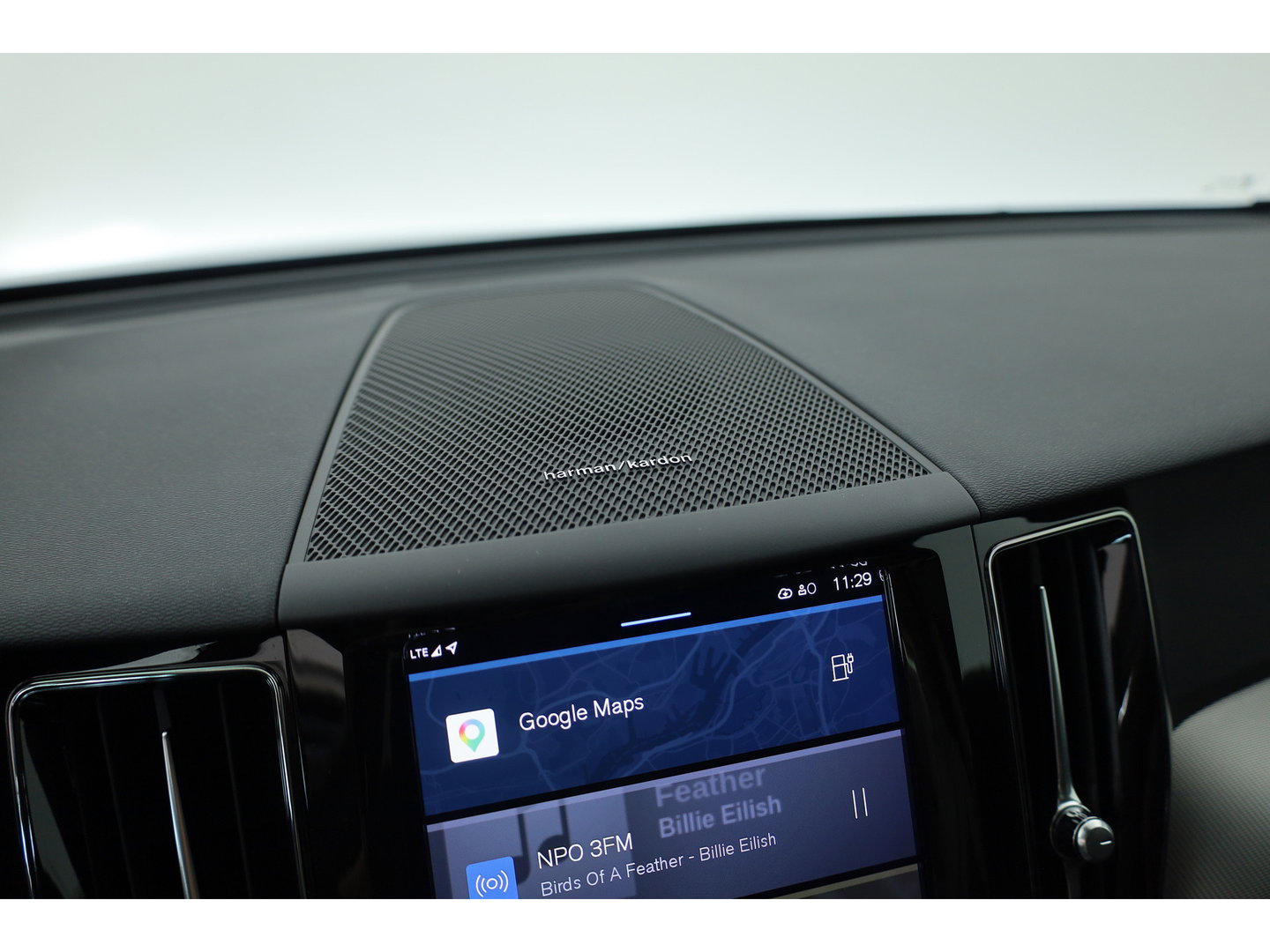 Volvo XC60 2.0 T8 455 PK Plug-in hybrid AWD Plus Dark | Luchtvering | Sport stoelen | 360 camera | Zwarte hemel | 21 inch | Adap. cruise |