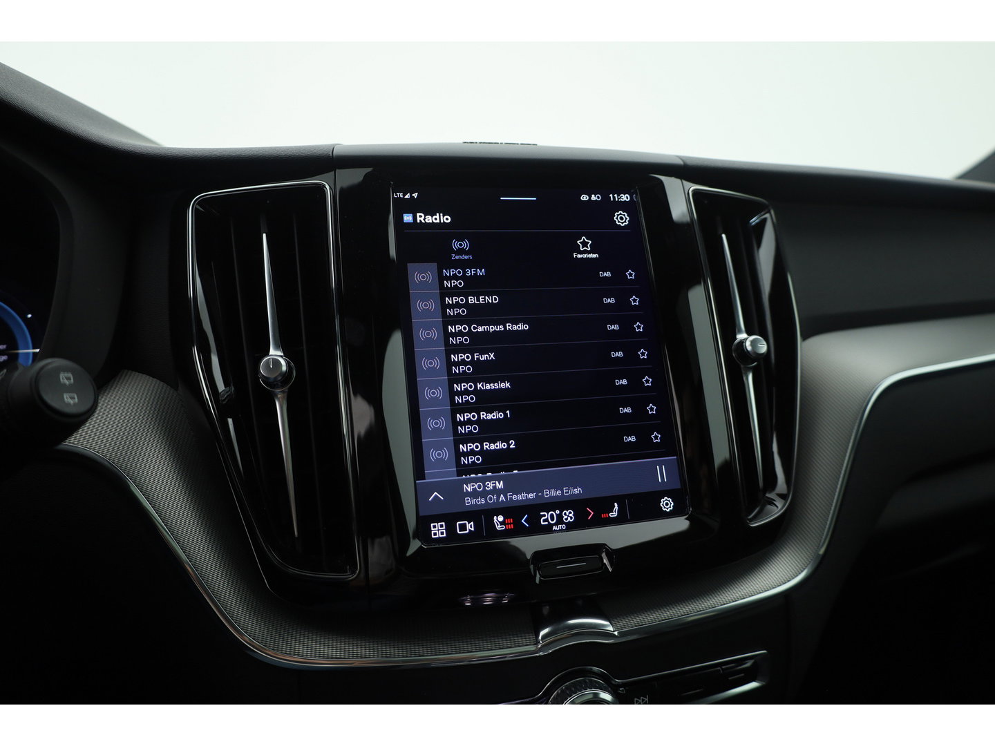 Volvo XC60 2.0 T8 455 PK Plug-in hybrid AWD Plus Dark | Luchtvering | Sport stoelen | 360 camera | Zwarte hemel | 21 inch | Adap. cruise |
