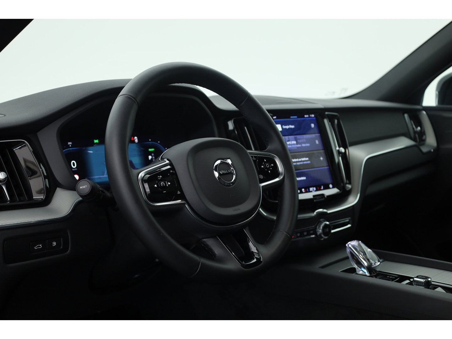 Volvo XC60 2.0 T8 455 PK Plug-in hybrid AWD Plus Dark | Luchtvering | Sport stoelen | 360 camera | Zwarte hemel | 21 inch | Adap. cruise |