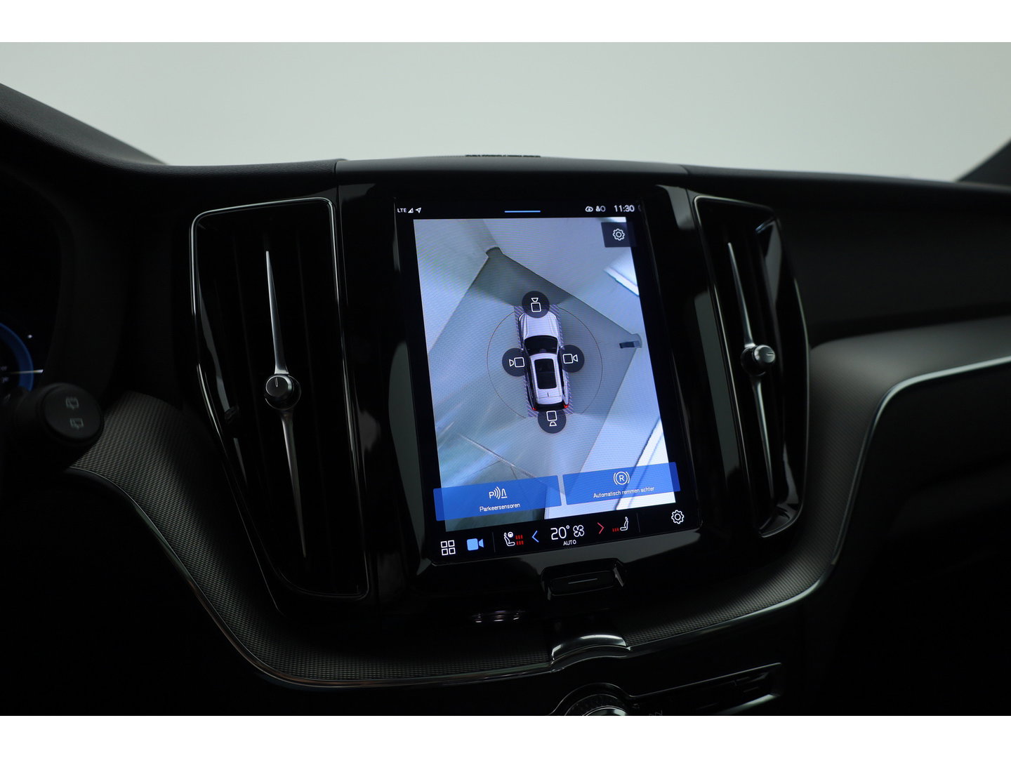 Volvo XC60 2.0 T8 455 PK Plug-in hybrid AWD Plus Dark | Luchtvering | Sport stoelen | 360 camera | Zwarte hemel | 21 inch | Adap. cruise |