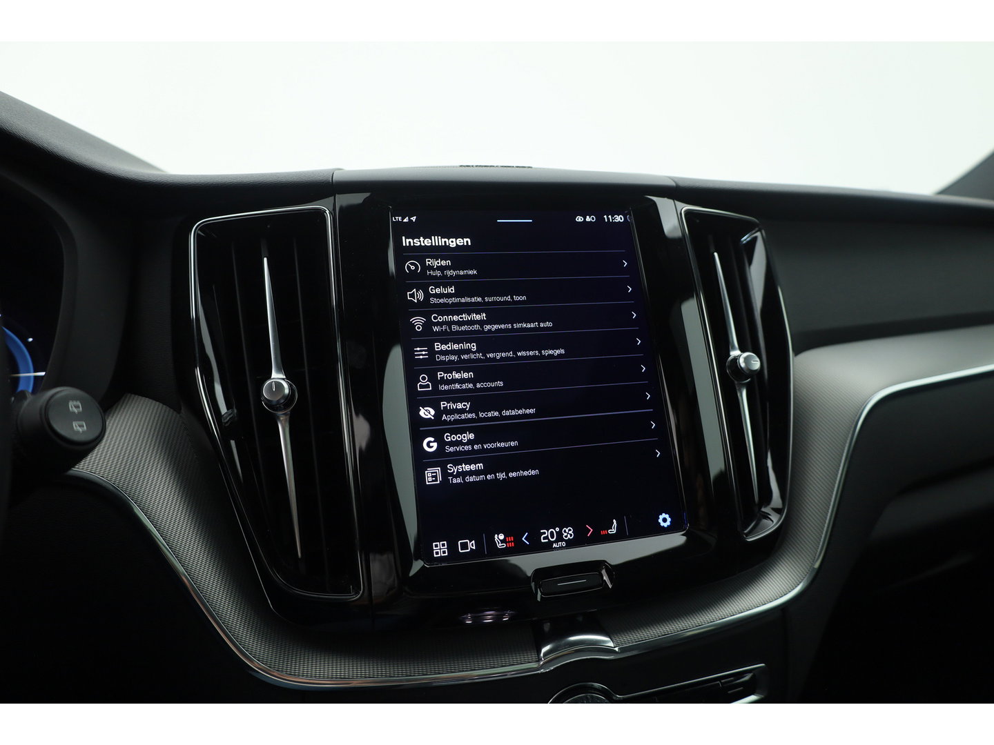 Volvo XC60 2.0 T8 455 PK Plug-in hybrid AWD Plus Dark | Luchtvering | Sport stoelen | 360 camera | Zwarte hemel | 21 inch | Adap. cruise |