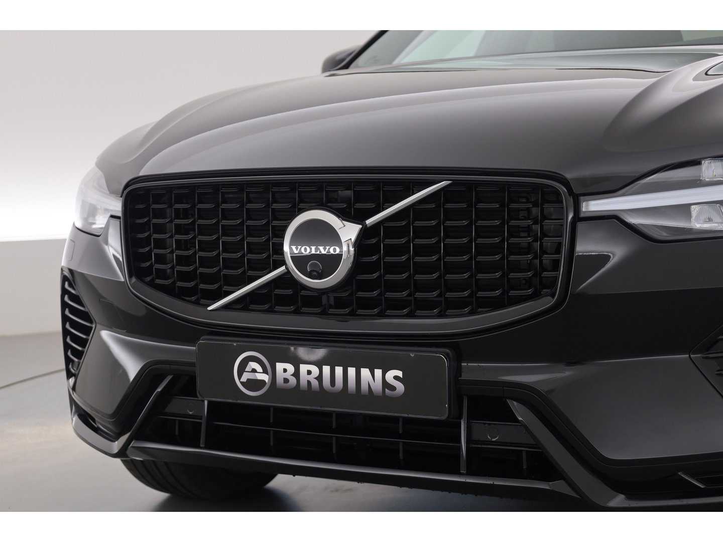 Volvo XC60 2.0 T8 455 PK Plug-in hybrid AWD Plus Dark | Luchtvering | Sport stoelen | 360 camera | Zwarte hemel | 21 inch | Adap. cruise |