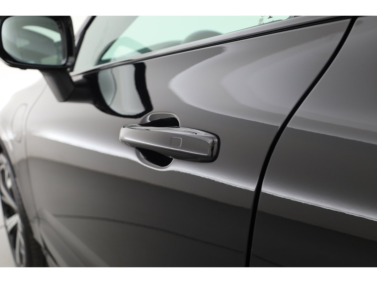 Volvo XC60 2.0 T8 455 PK Plug-in hybrid AWD Plus Dark | Luchtvering | Sport stoelen | 360 camera | Zwarte hemel | 21 inch | Adap. cruise |