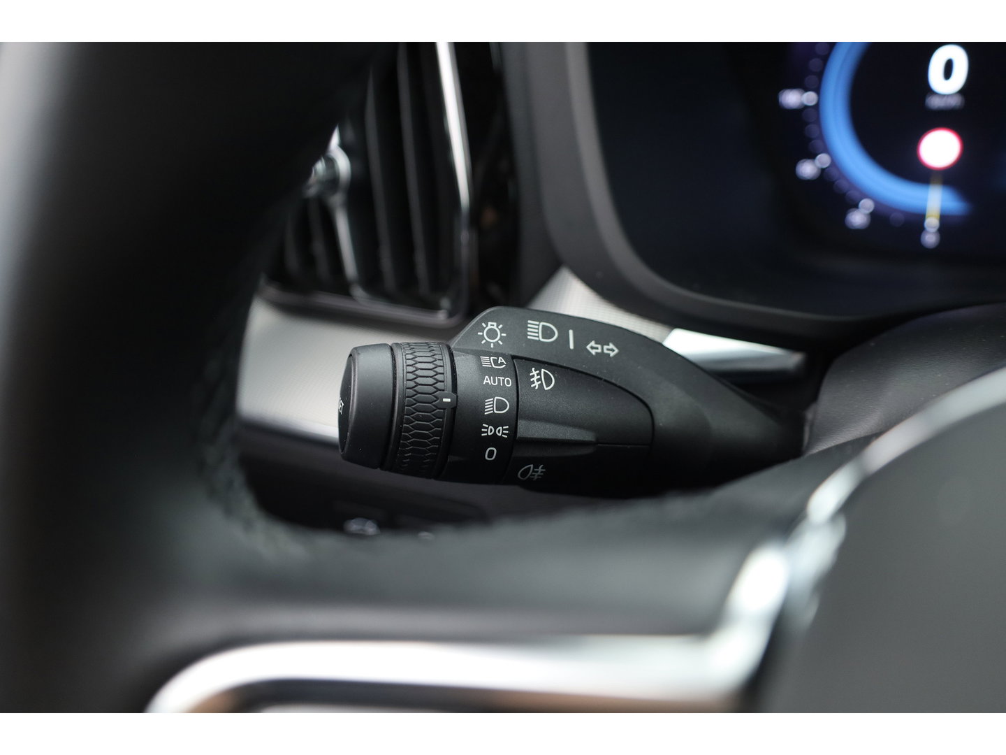 Volvo XC60 2.0 T8 455 PK Plug-in hybrid AWD Plus Dark | Luchtvering | Sport stoelen | 360 camera | Zwarte hemel | 21 inch | Adap. cruise |