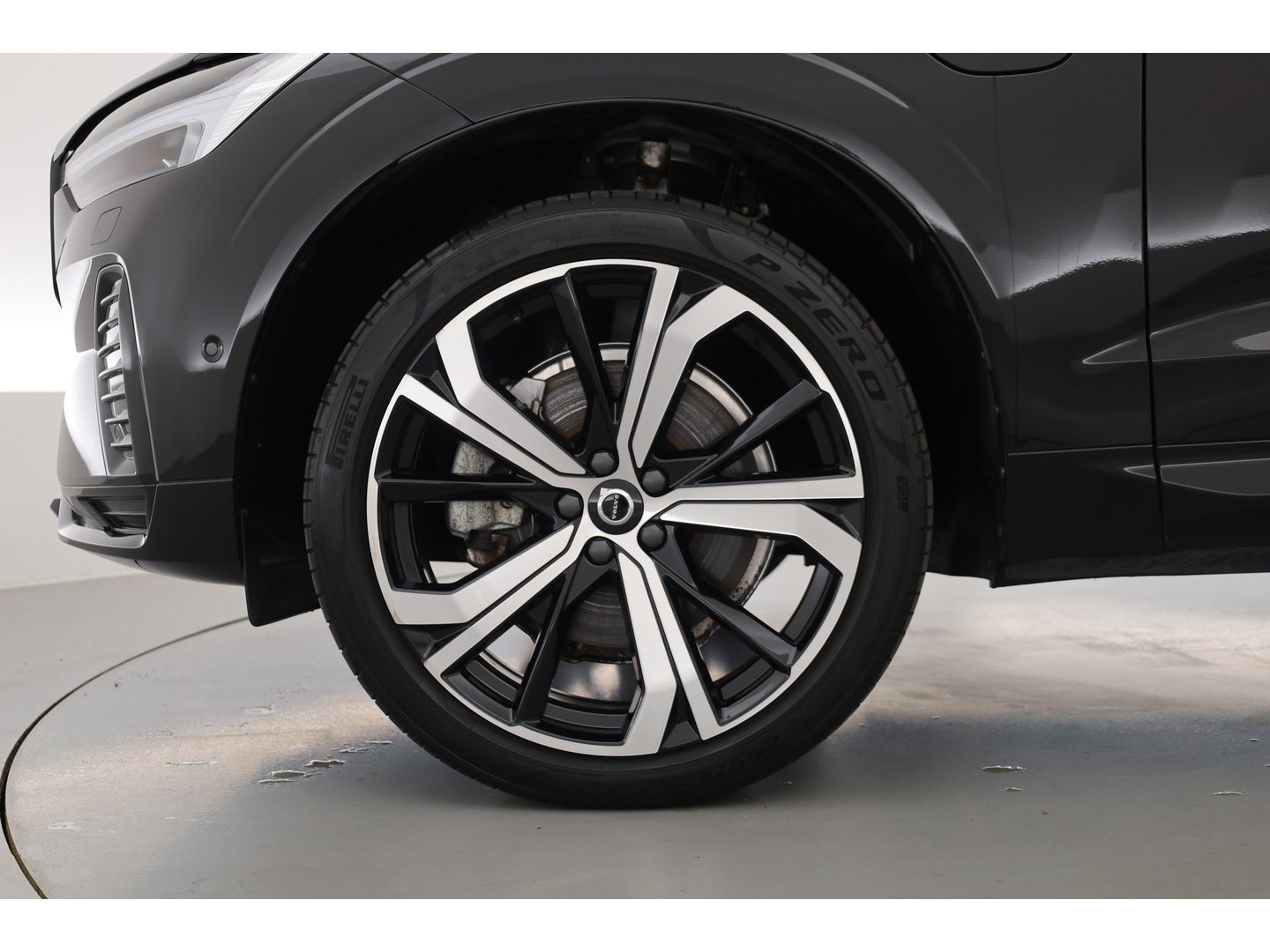 Volvo XC60 2.0 T8 455 PK Plug-in hybrid AWD Plus Dark | Luchtvering | Sport stoelen | 360 camera | Zwarte hemel | 21 inch | Adap. cruise |