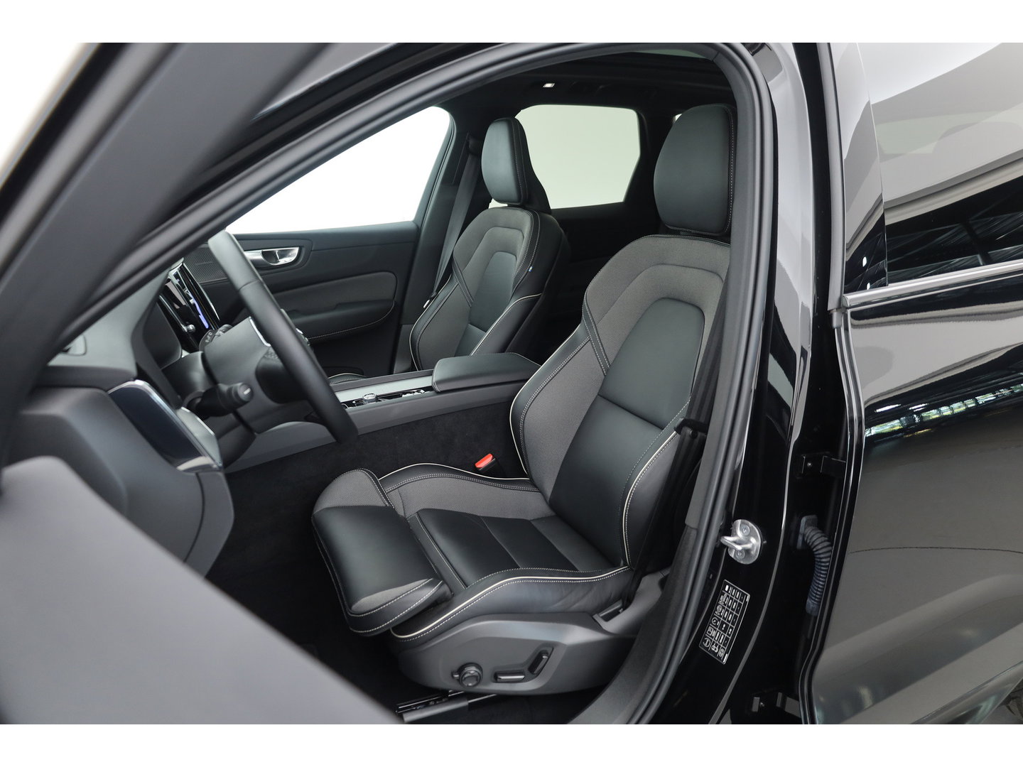 Volvo XC60 2.0 T8 455 PK Plug-in hybrid AWD Plus Dark | Luchtvering | Sport stoelen | 360 camera | Zwarte hemel | 21 inch | Adap. cruise |