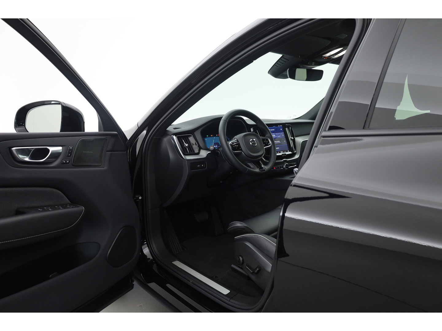 Volvo XC60 2.0 T8 455 PK Plug-in hybrid AWD Plus Dark | Luchtvering | Sport stoelen | 360 camera | Zwarte hemel | 21 inch | Adap. cruise |