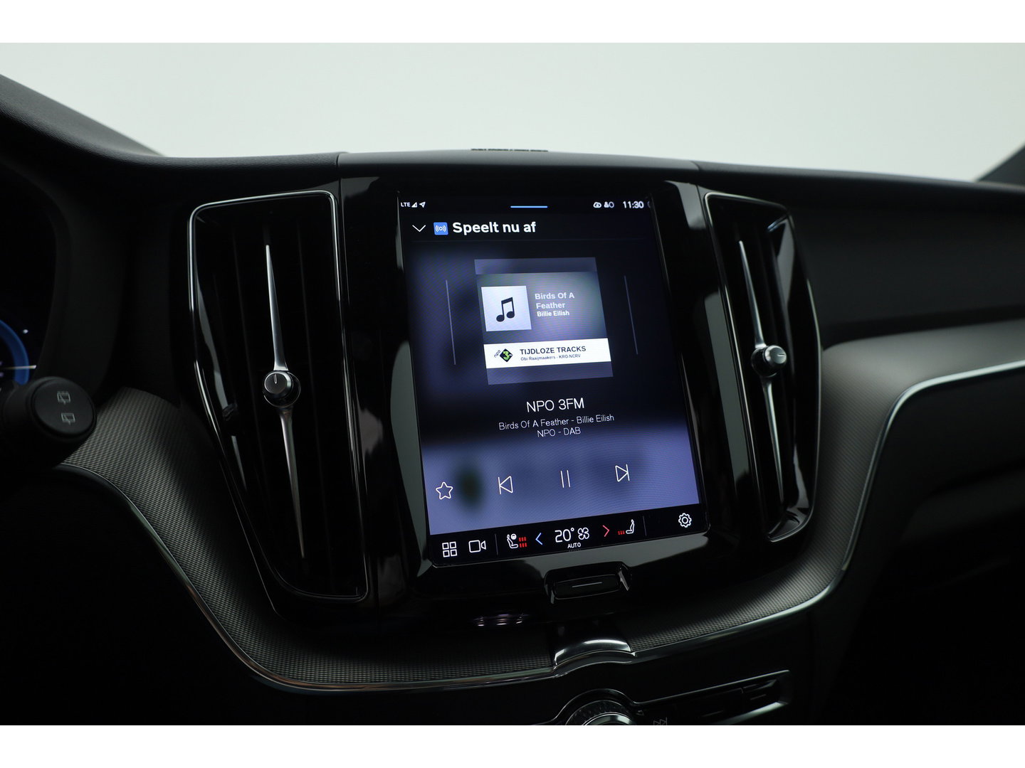 Volvo XC60 2.0 T8 455 PK Plug-in hybrid AWD Plus Dark | Luchtvering | Sport stoelen | 360 camera | Zwarte hemel | 21 inch | Adap. cruise |