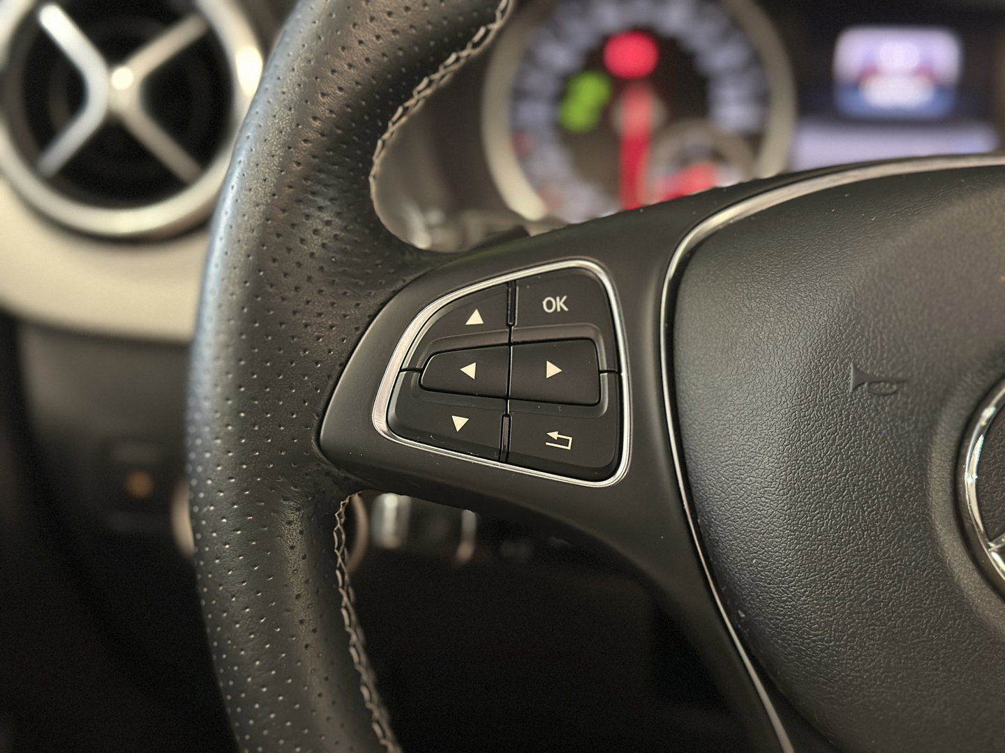 Mercedes-Benz B-Klasse 180 Prestige | Panoramadak | Cruise Control | Parkeersensoren | Stoelverwarming | LED | Isofix |