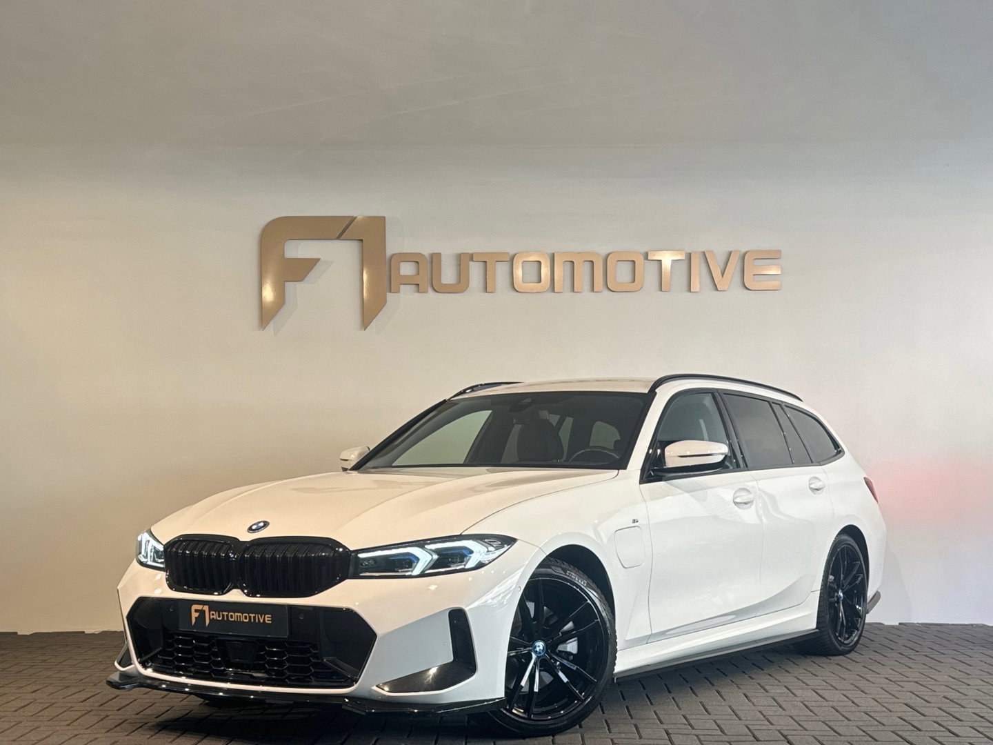 BMW 3 Serie Touring 330e M Sport HuD|Keyless|Sfeer|Camera