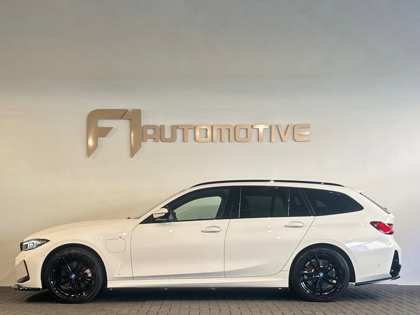 BMW 3 Serie Touring 330e M Sport HuD|Keyless|Sfeer|Camera
