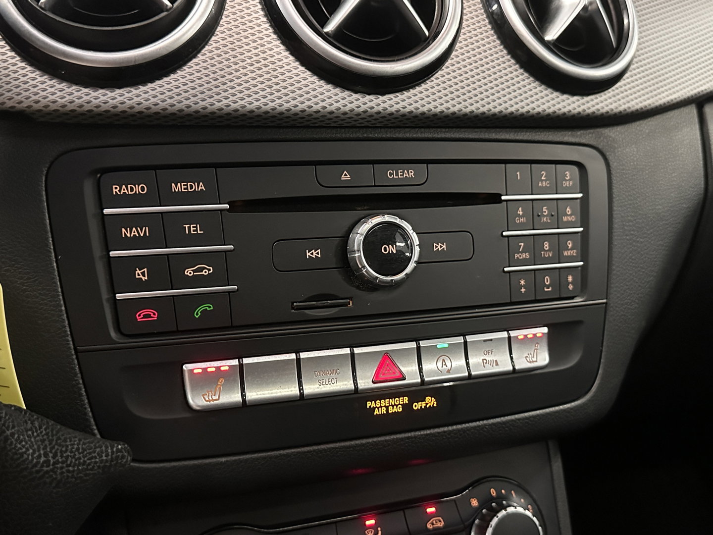 Mercedes-Benz B-Klasse 180 Prestige | Panoramadak | Cruise Control | Parkeersensoren | Stoelverwarming | LED | Isofix |