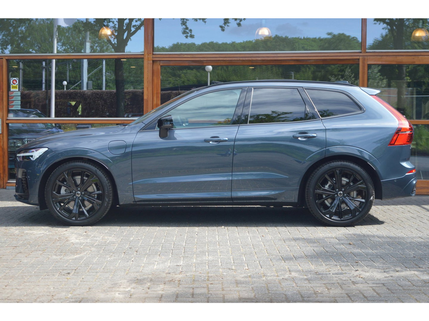 Volvo XC60 T8 Hybride AWD Ultra Black Edition | Luchtvering | Head-Up Display | Trekhaak | Harman/Kardon |