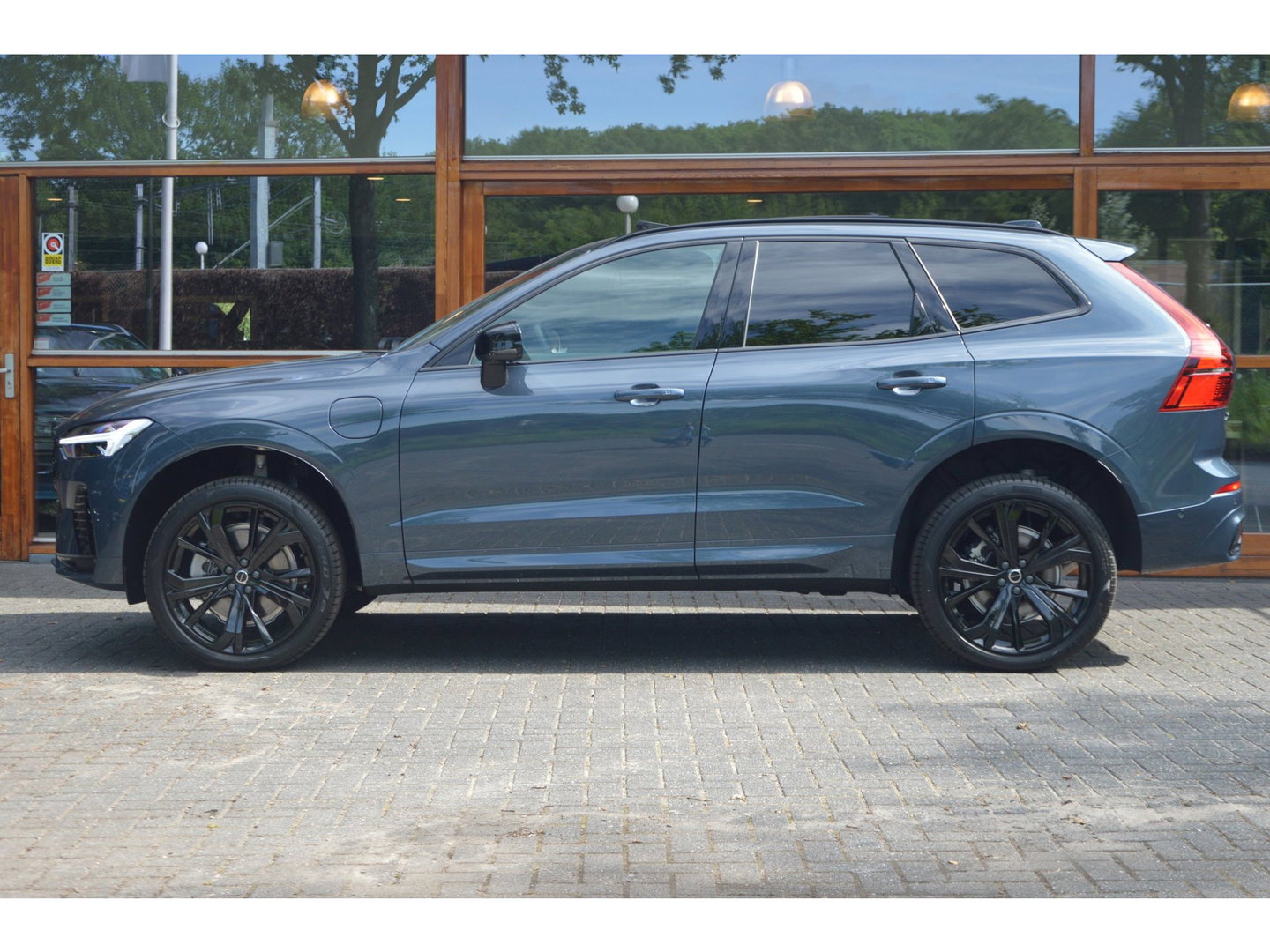 Volvo XC60 T8 Hybride AWD Ultra Black Edition | Luchtvering | Head-Up Display | Trekhaak | Harman/Kardon |