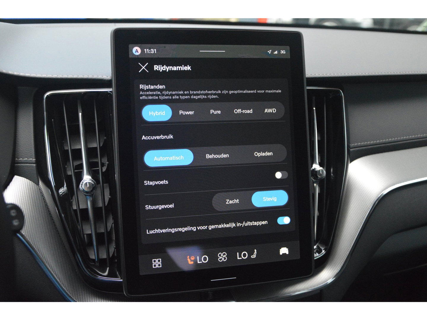 Volvo XC60 T8 Hybride AWD Ultra Black Edition | Luchtvering | Head-Up Display | Trekhaak | Harman/Kardon |