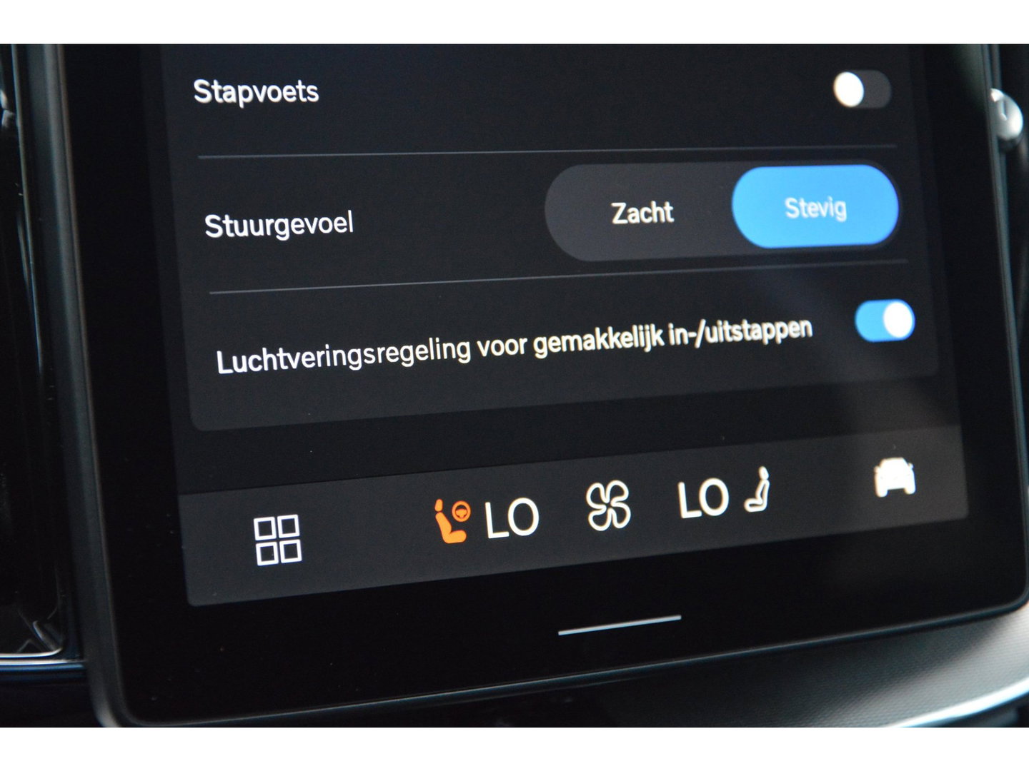 Volvo XC60 T8 Hybride AWD Ultra Black Edition | Luchtvering | Head-Up Display | Trekhaak | Harman/Kardon |