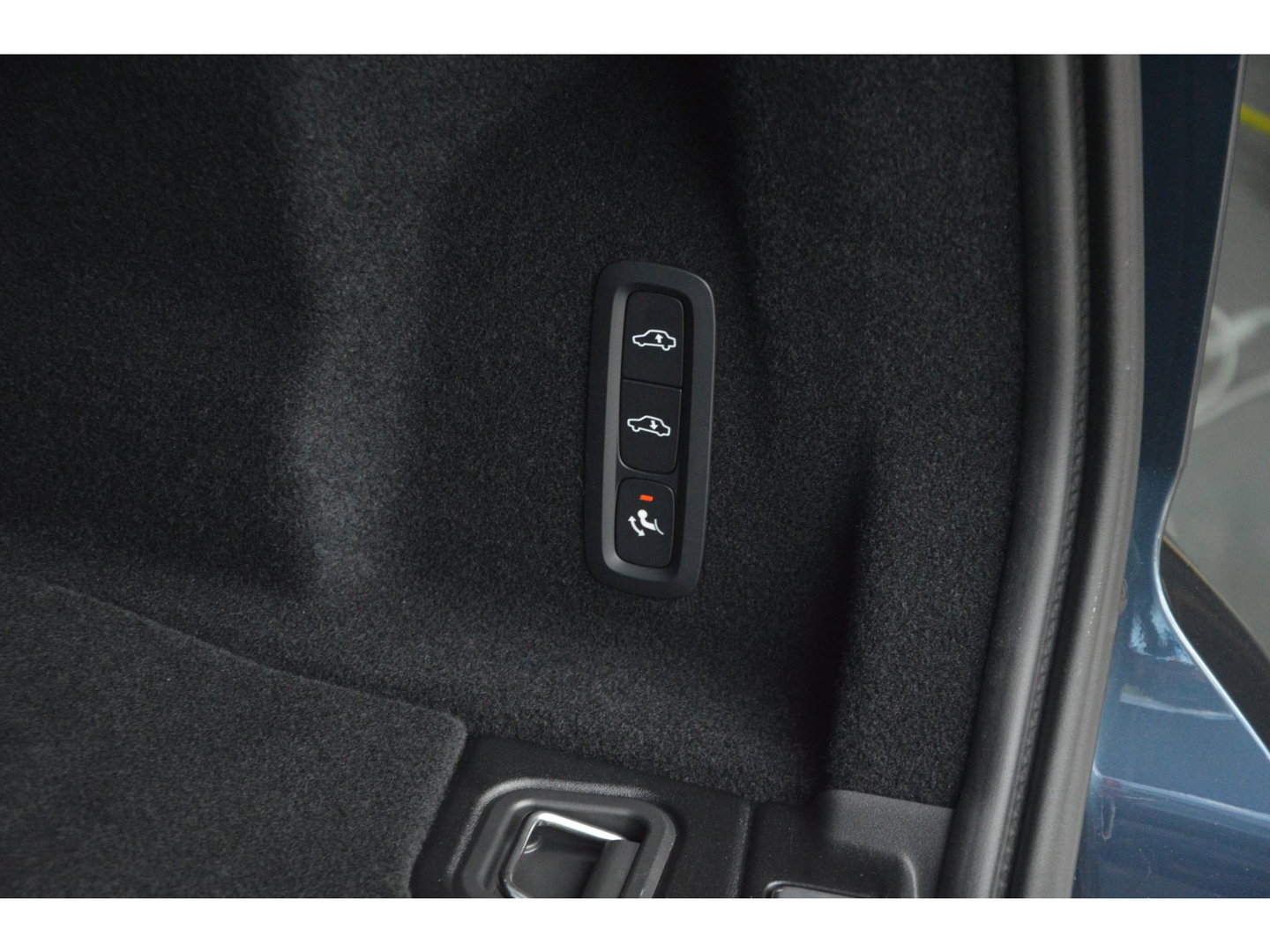 Volvo XC60 T8 Hybride AWD Ultra Black Edition | Luchtvering | Head-Up Display | Trekhaak | Harman/Kardon |