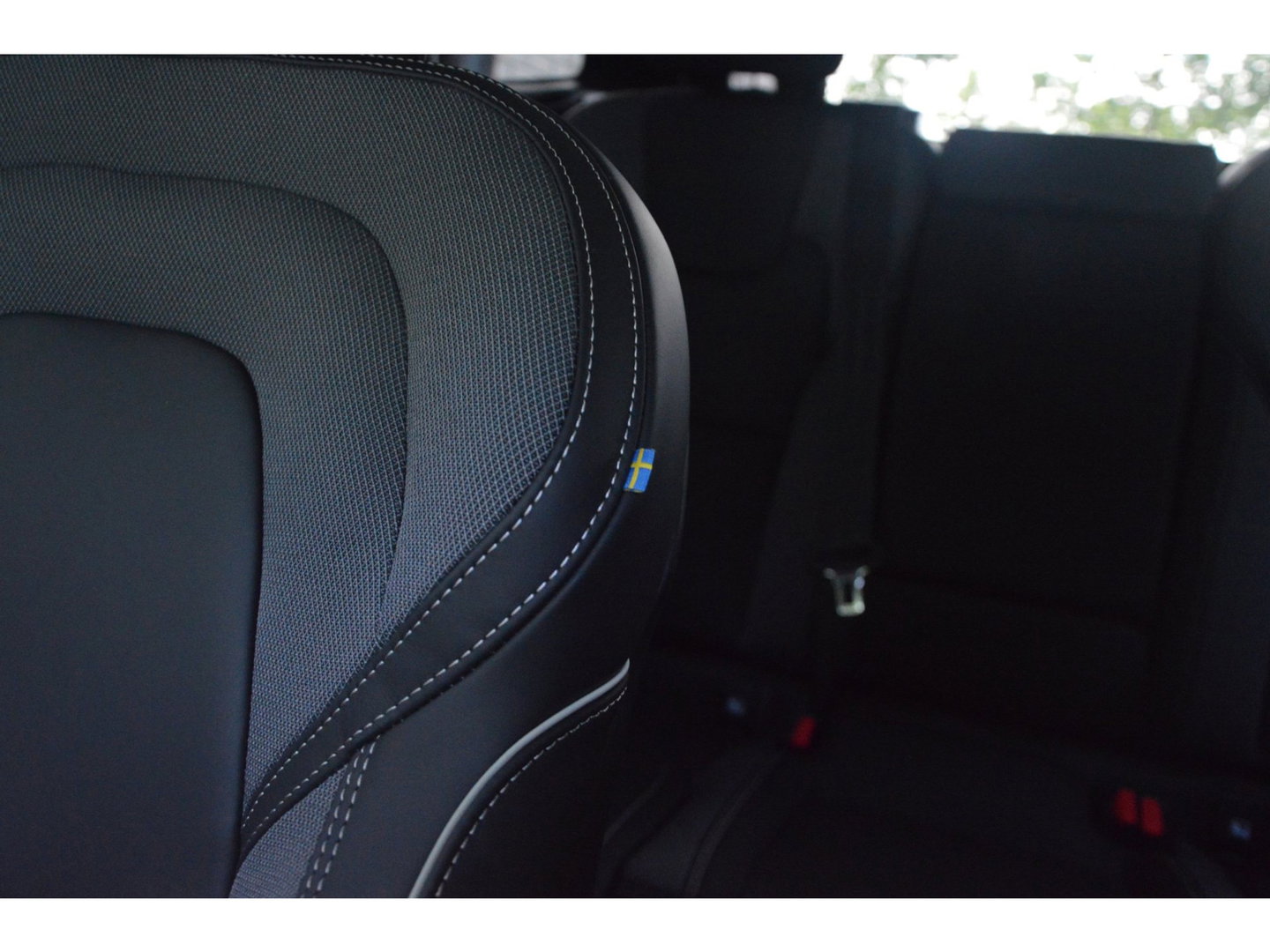 Volvo XC60 T8 Hybride AWD Ultra Black Edition | Luchtvering | Head-Up Display | Trekhaak | Harman/Kardon |