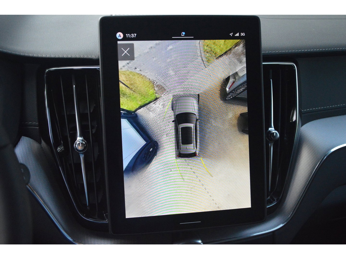 Volvo XC60 T8 Hybride AWD Ultra Black Edition | Luchtvering | Head-Up Display | Trekhaak | Harman/Kardon |