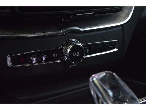 Volvo XC60 T8 Hybride AWD Ultra Black Edition | Luchtvering | Head-Up Display | Trekhaak | Harman/Kardon |