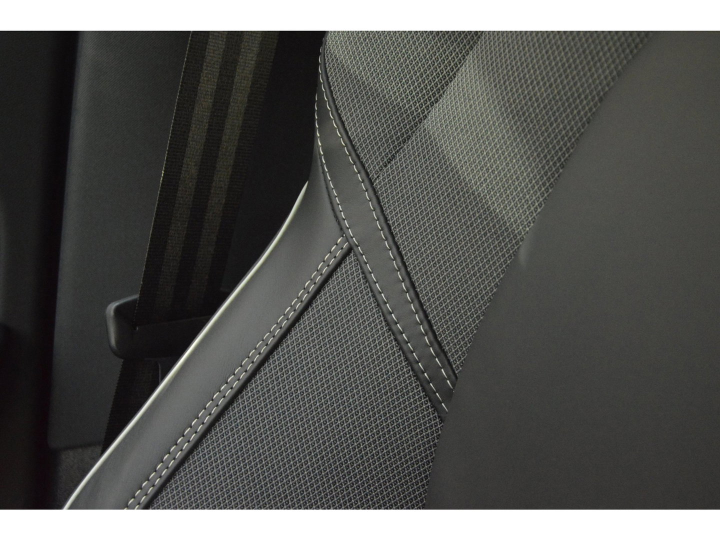 Volvo XC60 T8 Hybride AWD Ultra Black Edition | Luchtvering | Head-Up Display | Trekhaak | Harman/Kardon |