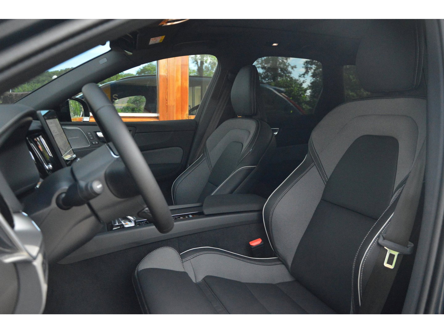 Volvo XC60 T8 Hybride AWD Ultra Black Edition | Luchtvering | Head-Up Display | Trekhaak | Harman/Kardon |