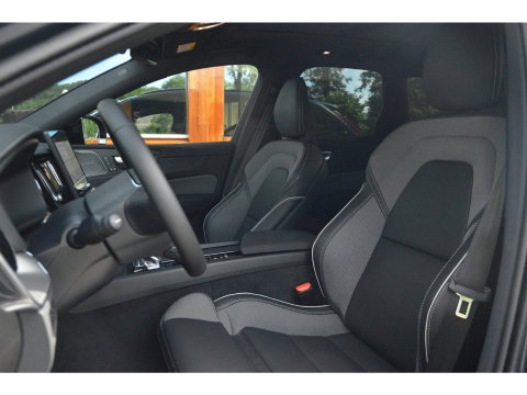 Volvo XC60 T8 Hybride AWD Ultra Black Edition | Luchtvering | Head-Up Display | Trekhaak | Harman/Kardon |