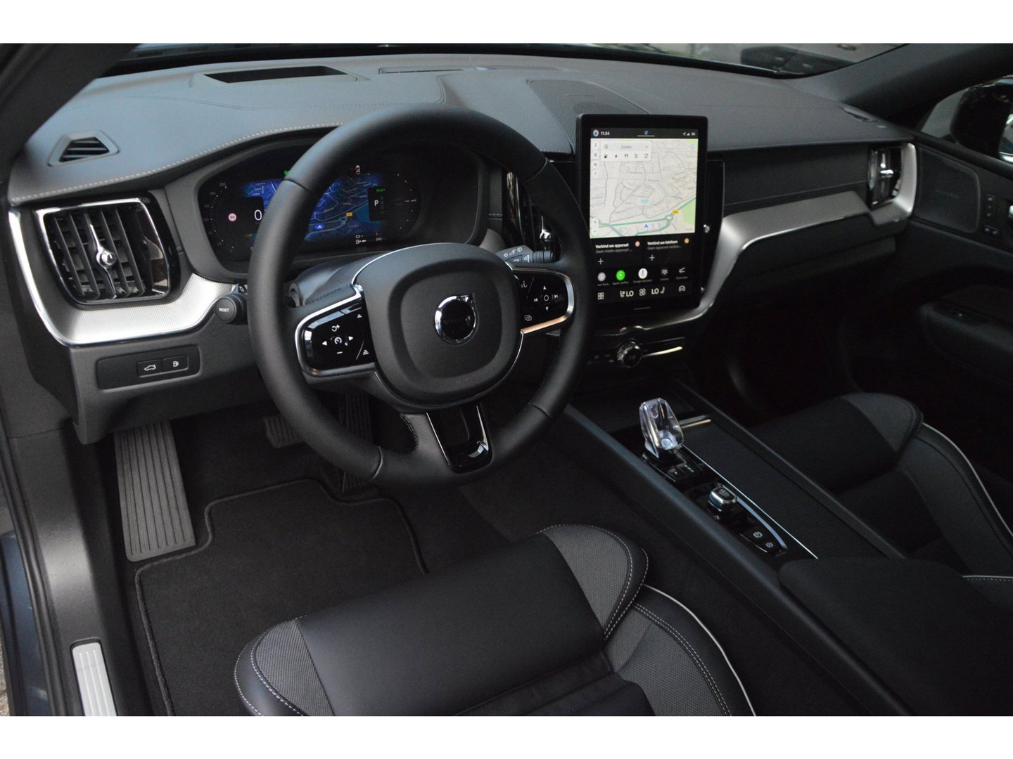 Volvo XC60 T8 Hybride AWD Ultra Black Edition | Luchtvering | Head-Up Display | Trekhaak | Harman/Kardon |