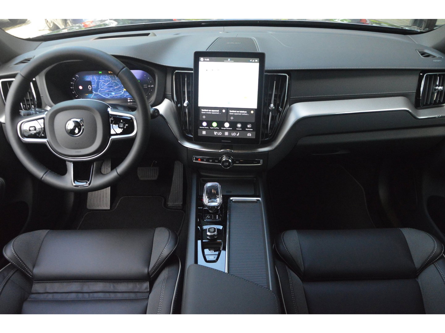 Volvo XC60 T8 Hybride AWD Ultra Black Edition | Luchtvering | Head-Up Display | Trekhaak | Harman/Kardon |