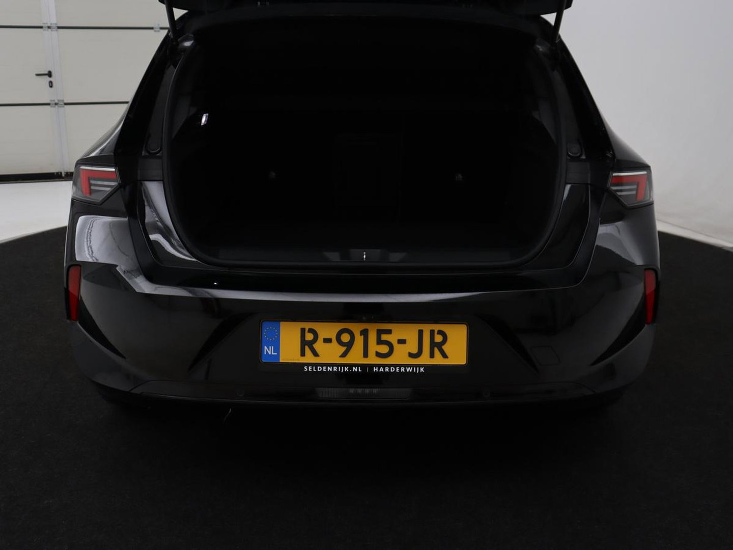 Opel Astra 1.6 Hybrid GS Line | SOH 93,3% | Head-Up | Leder | 360 Camera | Massage | Adaptive cruise | Stoelventilatie | 18'' velgen | Carplay | Navigatie | Full LED | Keyless | Climate control | PHEV | Plug In