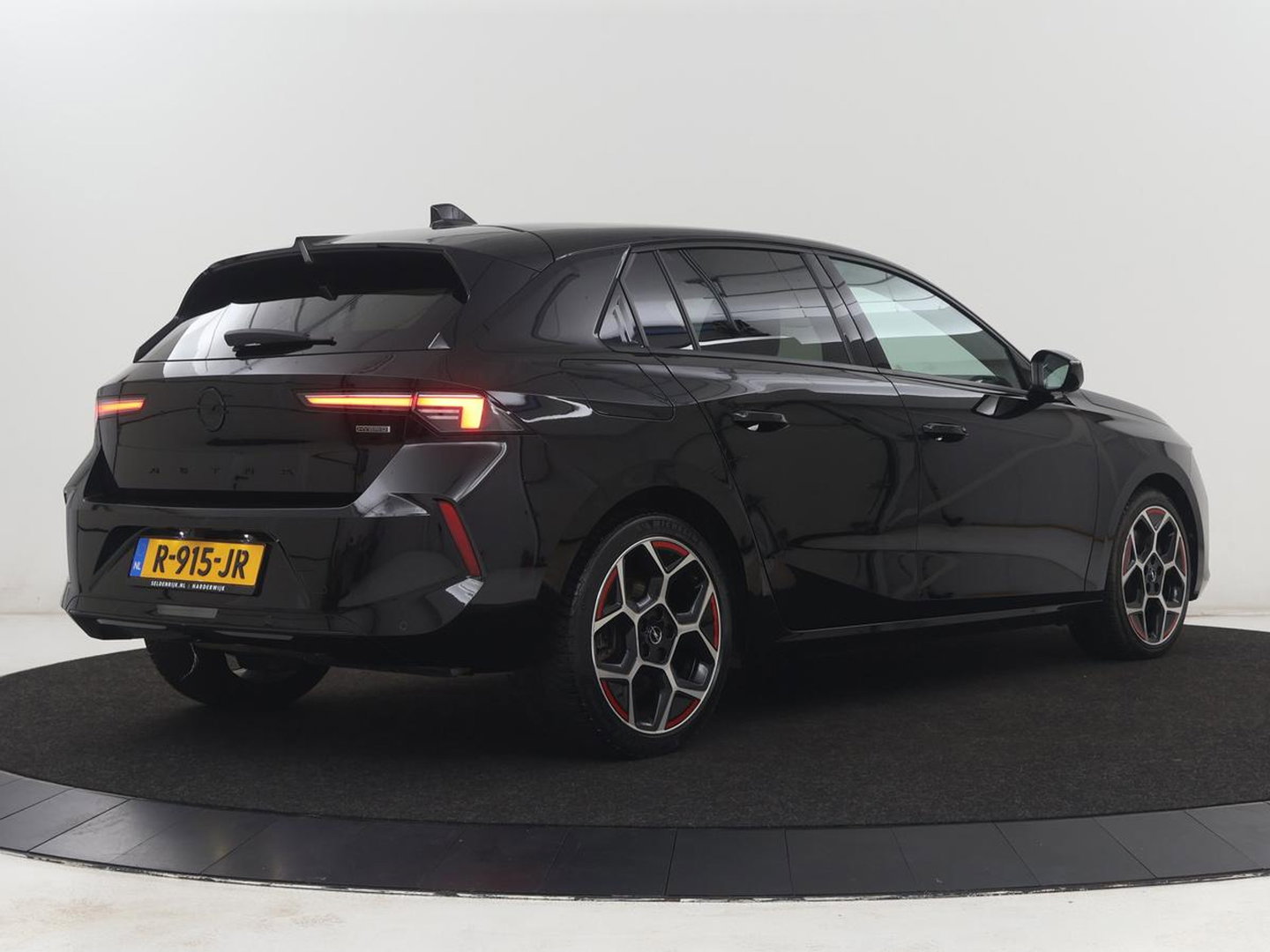 Opel Astra 1.6 Hybrid GS Line | SOH 93,3% | Head-Up | Leder | 360 Camera | Massage | Adaptive cruise | Stoelventilatie | 18'' velgen | Carplay | Navigatie | Full LED | Keyless | Climate control | PHEV | Plug In