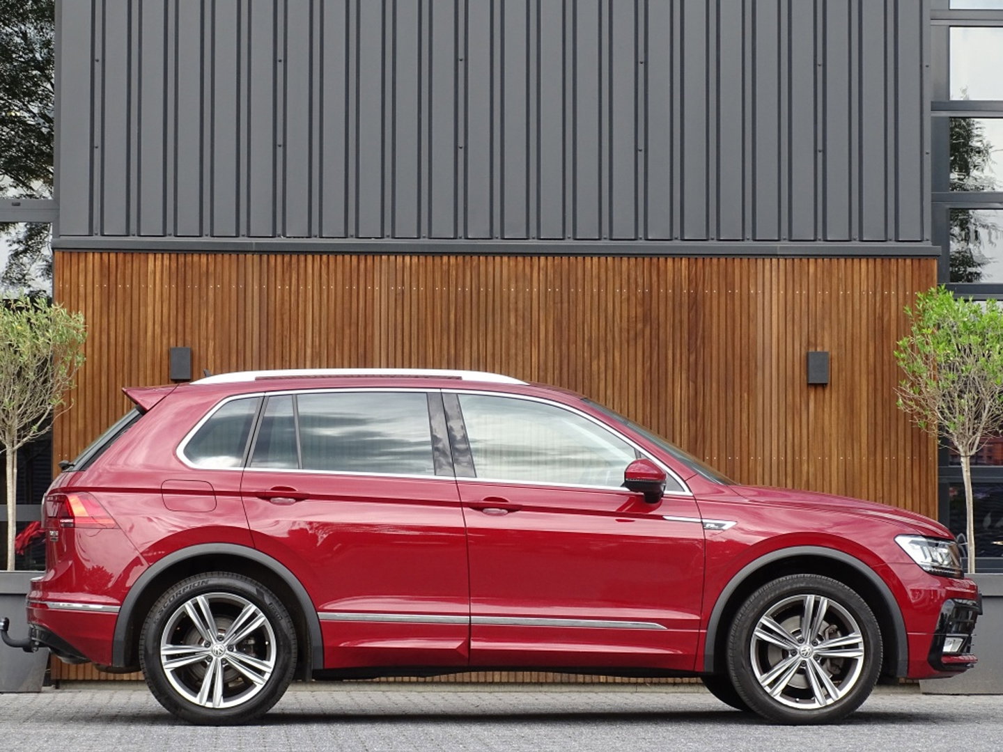 Volkswagen Tiguan 2.0 TSI 4-Motion 180 PK / R-Line / RNS / LED