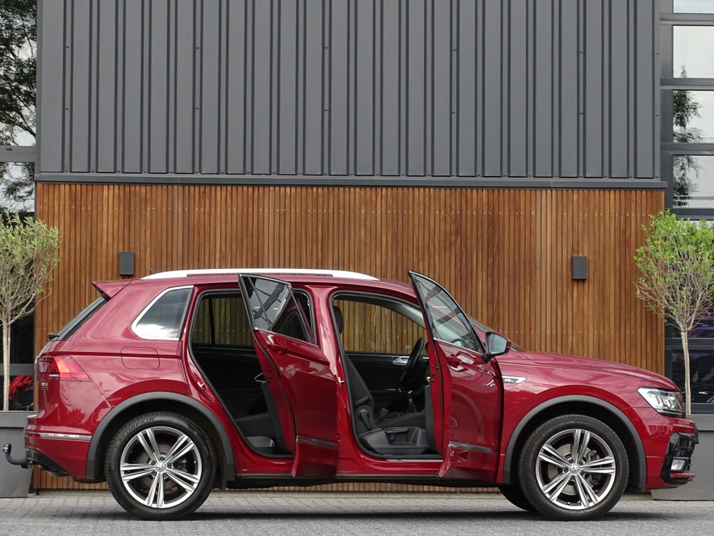 Volkswagen Tiguan 2.0 TSI 4-Motion 180 PK / R-Line / RNS / LED