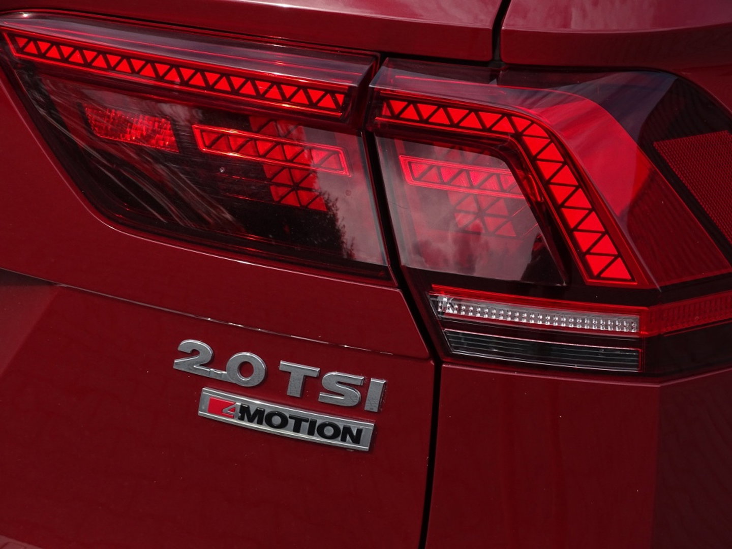 Volkswagen Tiguan 2.0 TSI 4-Motion 180 PK / R-Line / RNS / LED