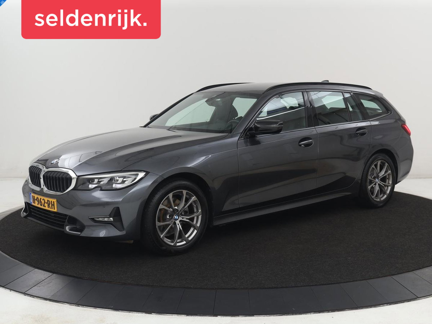 BMW 3-serie 320i Executive Edition | Sport Line | Trekhaak | Harman/Kardon | Sfeerverlichting | Carplay | Half leder | Live Cockpit | Parkeerhulp | Navigatie | Climate control | Full LED | Bluetooth | Cruise control