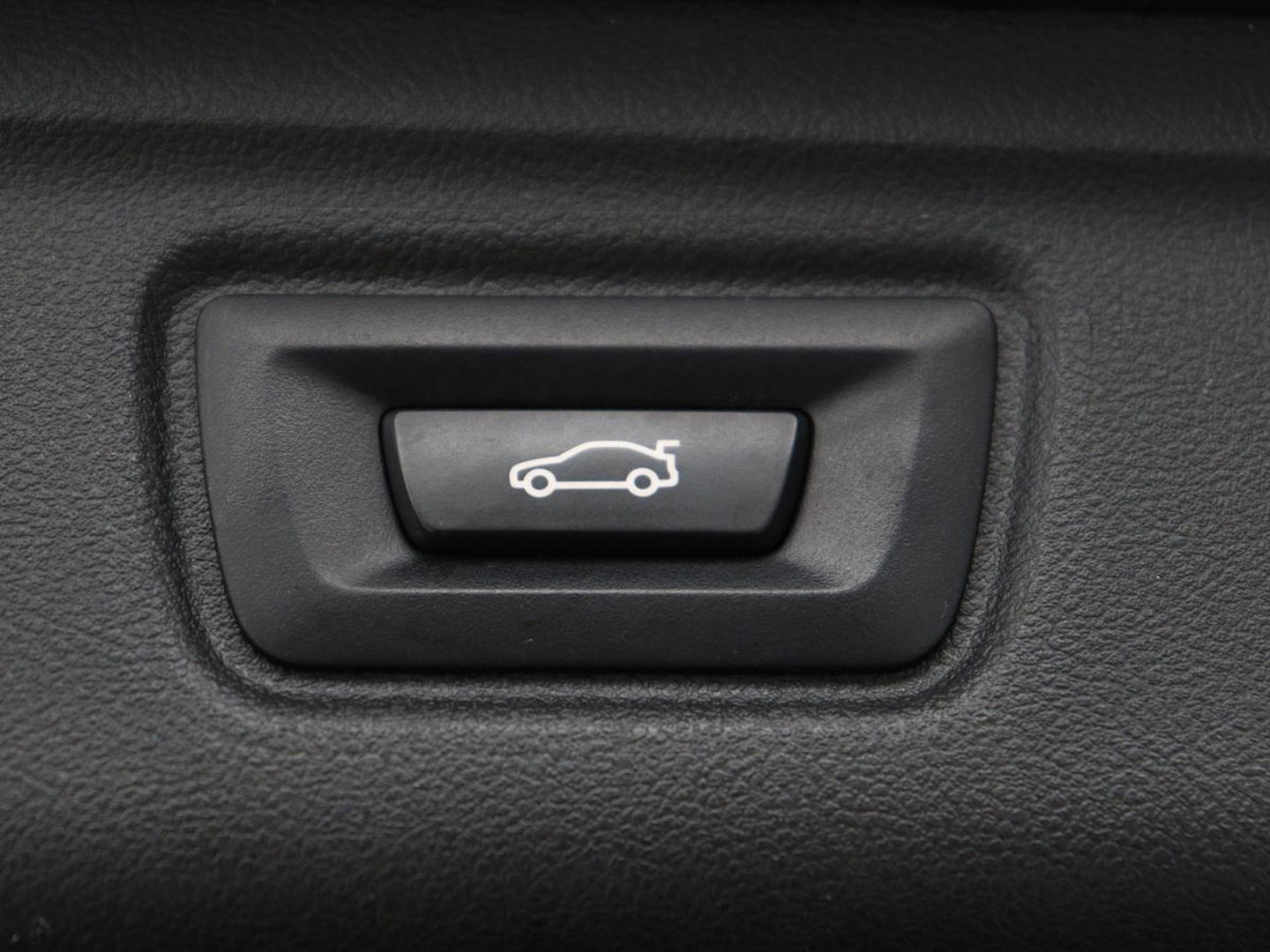 BMW 3-serie 320i Executive Edition | Sport Line | Trekhaak | Harman/Kardon | Sfeerverlichting | Carplay | Half leder | Live Cockpit | Parkeerhulp | Navigatie | Climate control | Full LED | Bluetooth | Cruise control