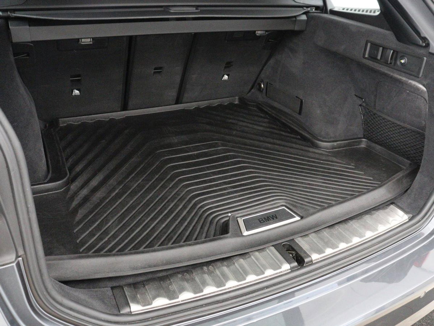 BMW 3-serie 320i Executive Edition | Sport Line | Trekhaak | Harman/Kardon | Sfeerverlichting | Carplay | Half leder | Live Cockpit | Parkeerhulp | Navigatie | Climate control | Full LED | Bluetooth | Cruise control