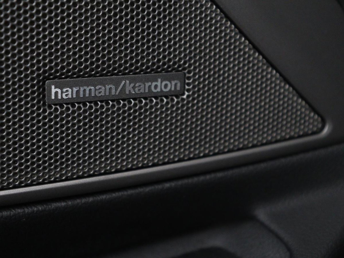 BMW 3-serie 320i Executive Edition | Sport Line | Trekhaak | Harman/Kardon | Sfeerverlichting | Carplay | Half leder | Live Cockpit | Parkeerhulp | Navigatie | Climate control | Full LED | Bluetooth | Cruise control