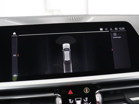 BMW 3-serie 320i Executive Edition | Sport Line | Trekhaak | Harman/Kardon | Sfeerverlichting | Carplay | Half leder | Live Cockpit | Parkeerhulp | Navigatie | Climate control | Full LED | Bluetooth | Cruise control